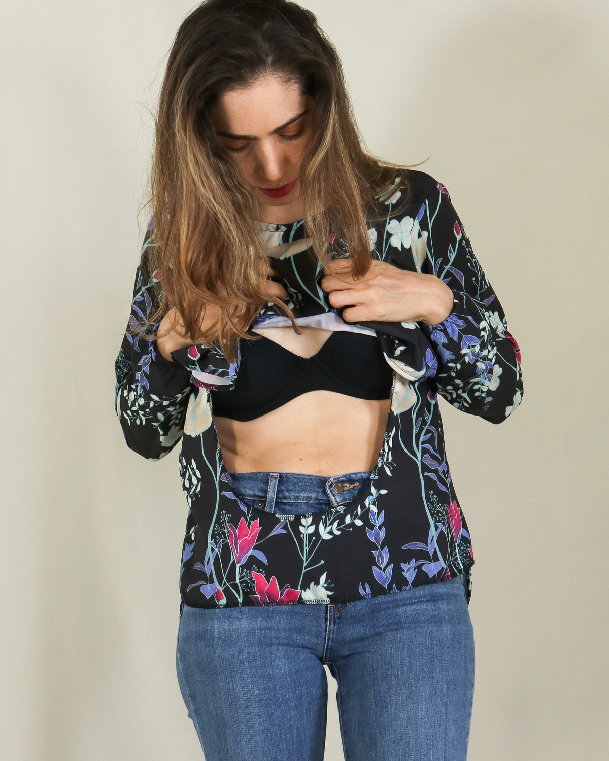 Blusa de lactancia, Ruth negra flores blancas