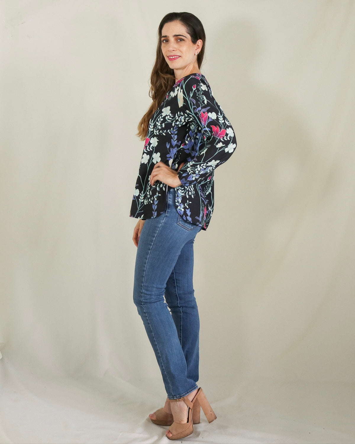 Blusa de lactancia, Ruth negra flores blancas