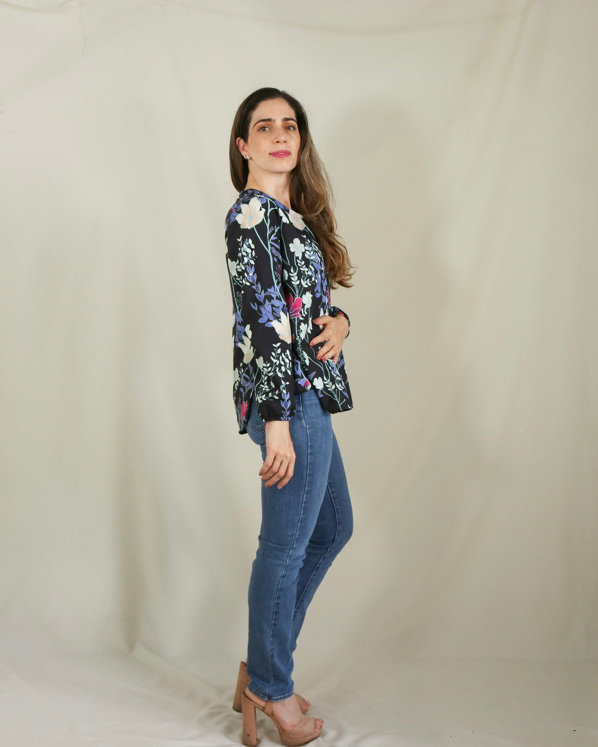 Blusa de lactancia, Ruth negra flores blancas