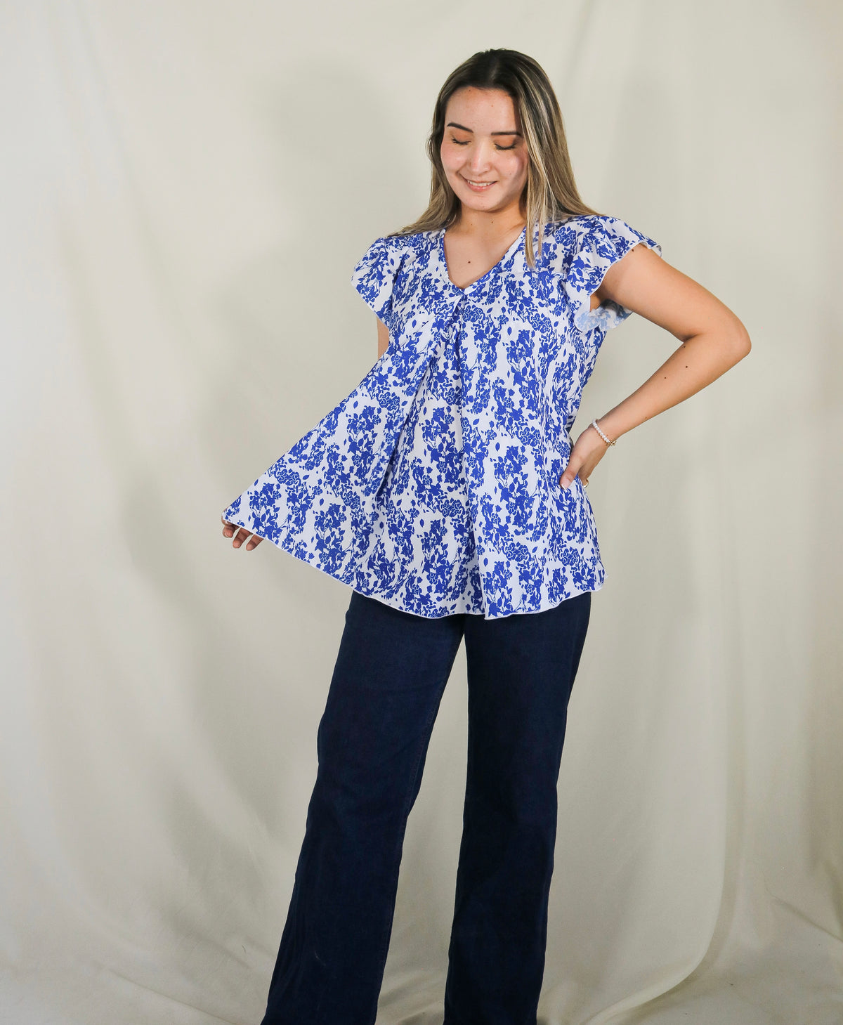 Blusa de lactancia/maternidad, blanco flores azules