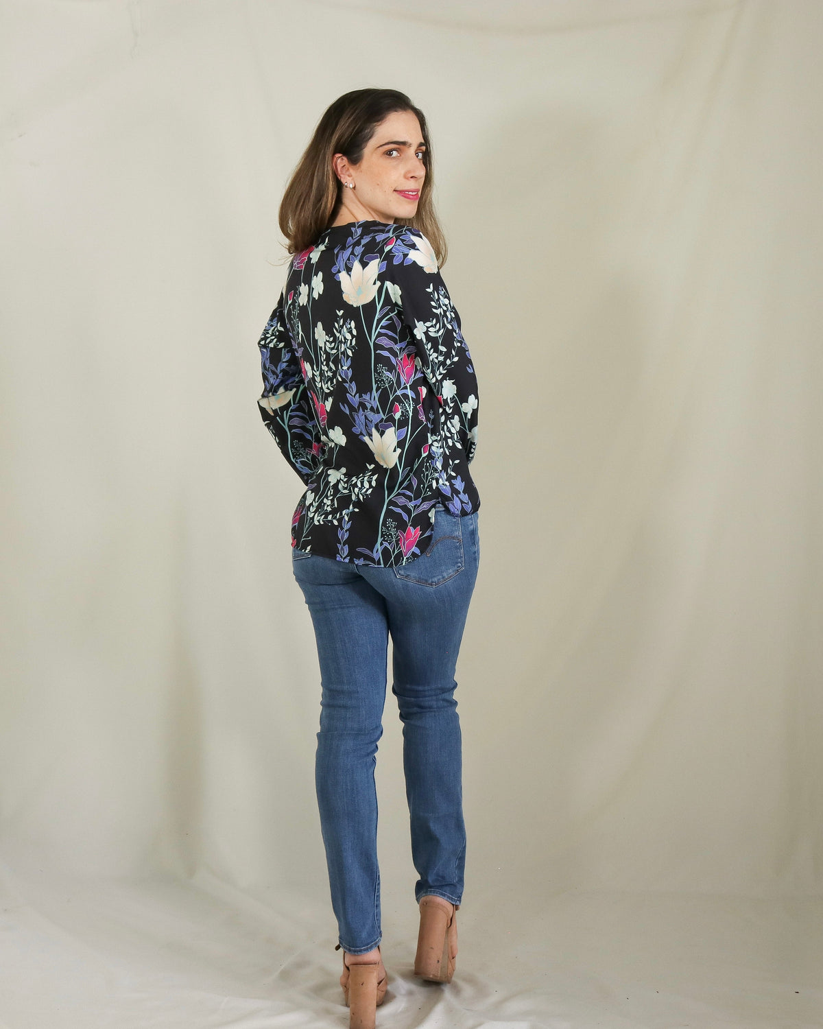 Blusa de lactancia, Ruth negra flores blancas