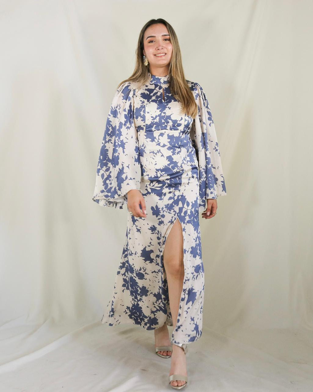 Vestido de lactancia, Pilar ivory flores azules satinado