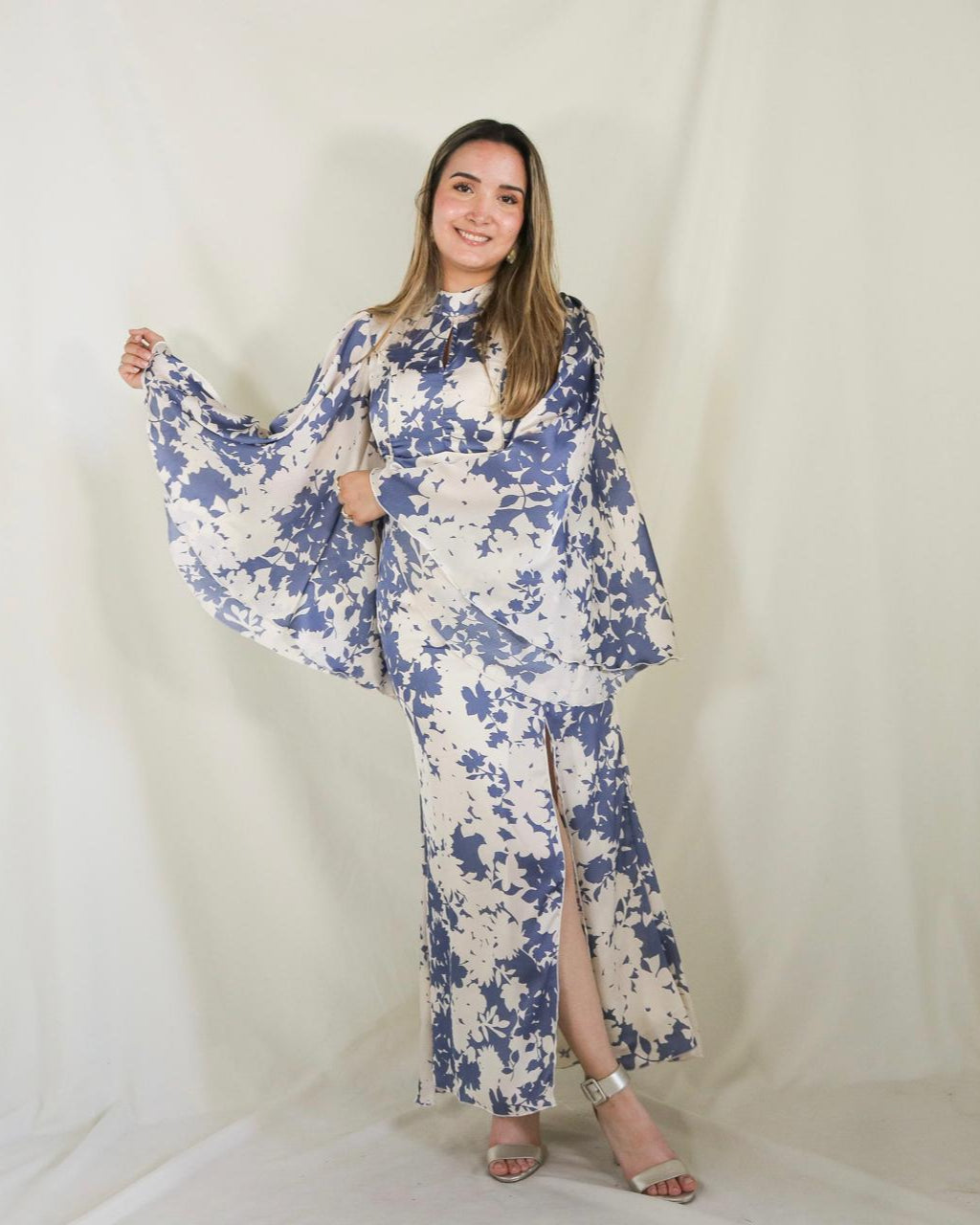 Vestido de lactancia, Pilar ivory flores azules satinado