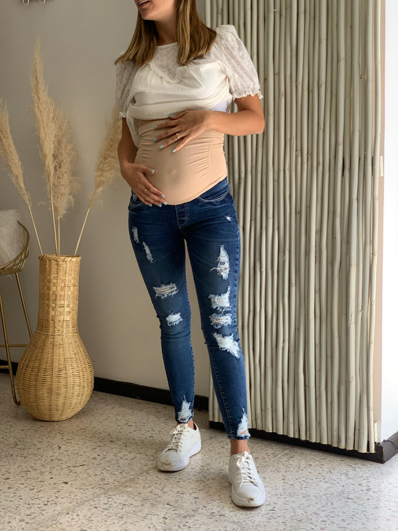 Rubia embarazada con estilo en jeans maternidad moderna